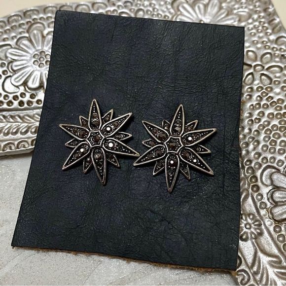 STAR FLOWER SHAPED SILVER & GUNMETAL TONE EARRINGS WITH MARCASITE STONES NIB - Picture 6 of 8